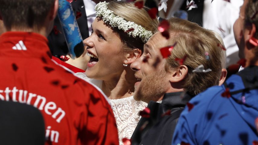 Sarah Elena Timpe und Samuel Koch nach der kirchlichen Trauung in Mappach