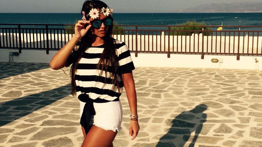 Sarah Lombardi an der Strandpromenade auf Kreta