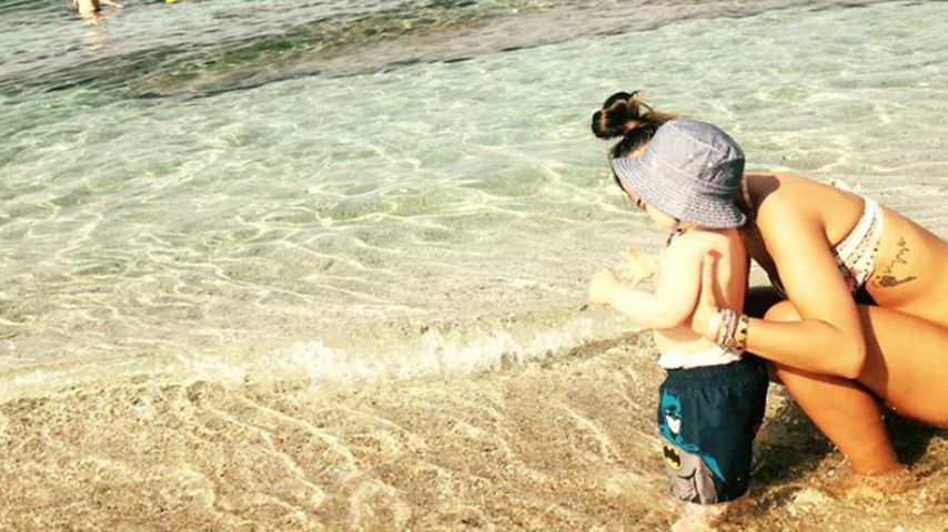 Sarah Lombardi mit Sohn Alessio am Strand auf Kreta