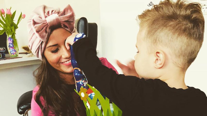 Sarah Lombardi und ihr Sohn Alessio mit einem Schokohasen