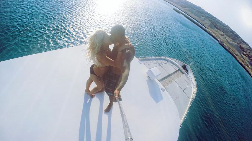Sarah Nowak und Dominic Harrison vor Paradise Island