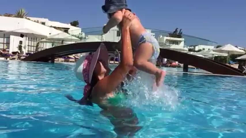 Sarah und Alessio Lombardi im Pool auf Kreta