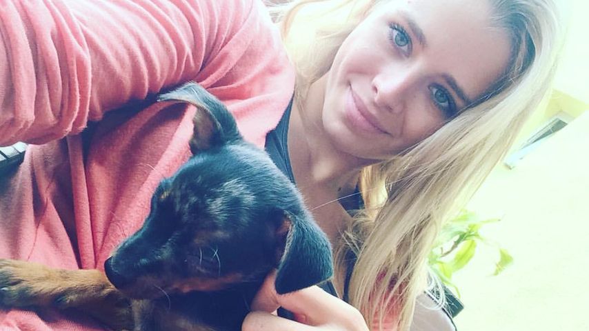 Ex-Bachelor-Kandidatin Saskia Atzerodt mit ihrem neuen Hund Batman