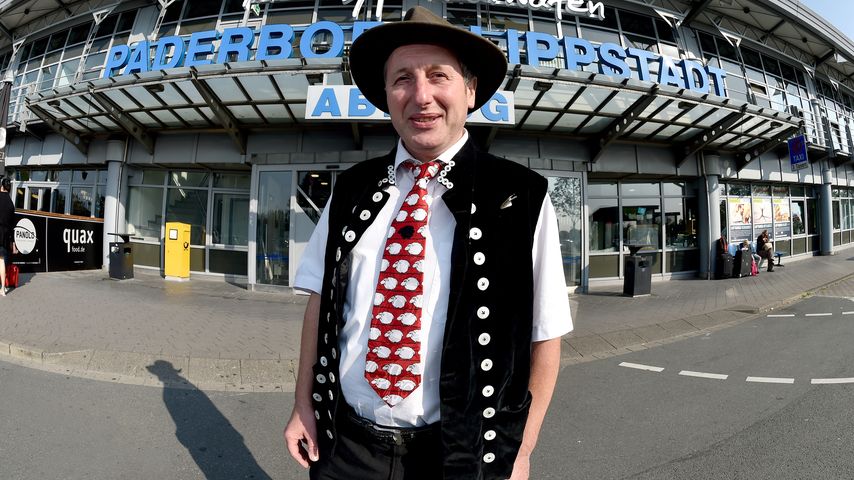 Schäfer Heinrich am Flughafen Paderborn-Lippstadt vor einem Trip nach Mallorca