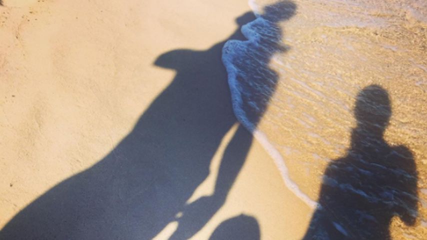 Schatten von Nazan Eckes und ihrer Familie, Sardinien 2017