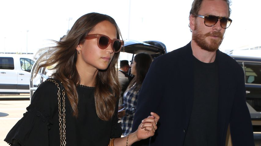 Schauspielerin Alicia Vikander und Michael Fassbender am Flughafen von L.A.