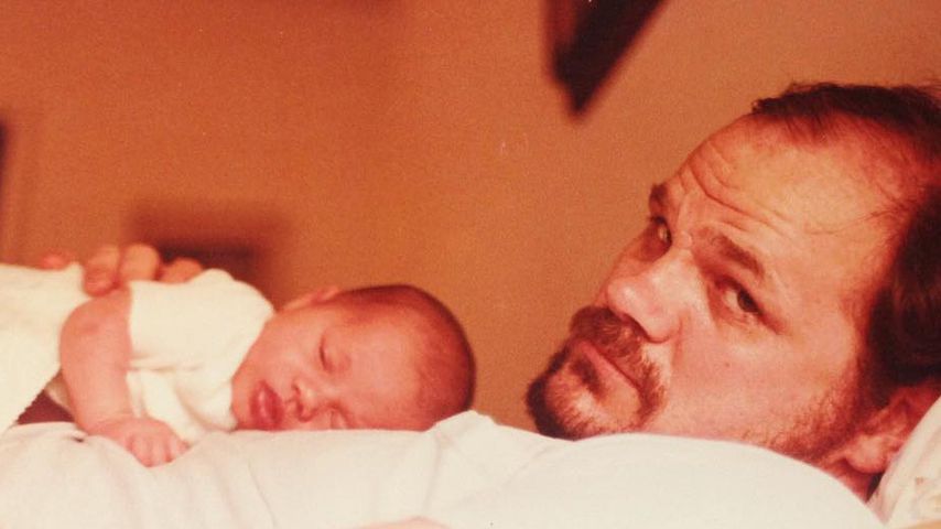 Meghan Markle als Baby auf dem Bauch ihres Vaters Thomas Markle