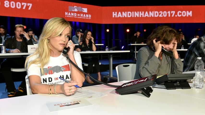 Reese Witherspoon und Amy Grant am Spendentelefon für "Hand in Hand"