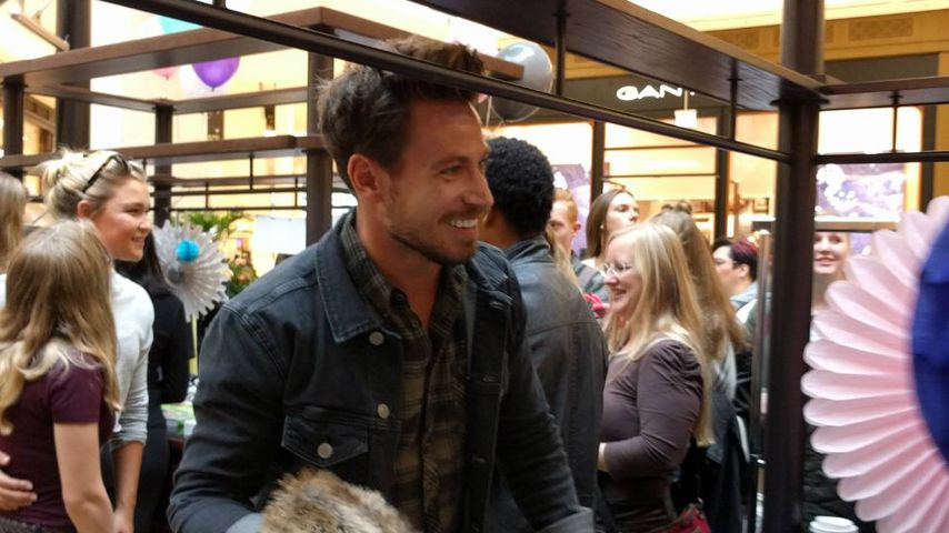 Sebastian Pannek beim Charity-Flohmarkt in der Mall of Berlin