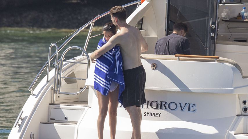 Selena Gomez und ein Freund während einer Bootstour im Hafen von Sydney, Australien