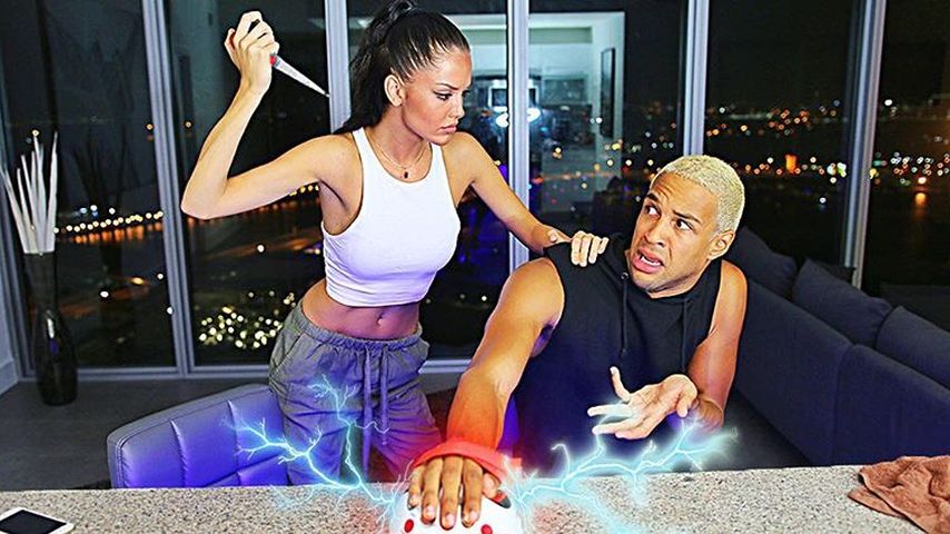Knallrote Haare! Simon Desue wird jetzt von Enisa geprankt
