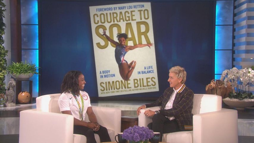 Simone Biles und Ellen DeGeneres (r.) bei der "The Ellen DeGeneres Show" in Los Angeles