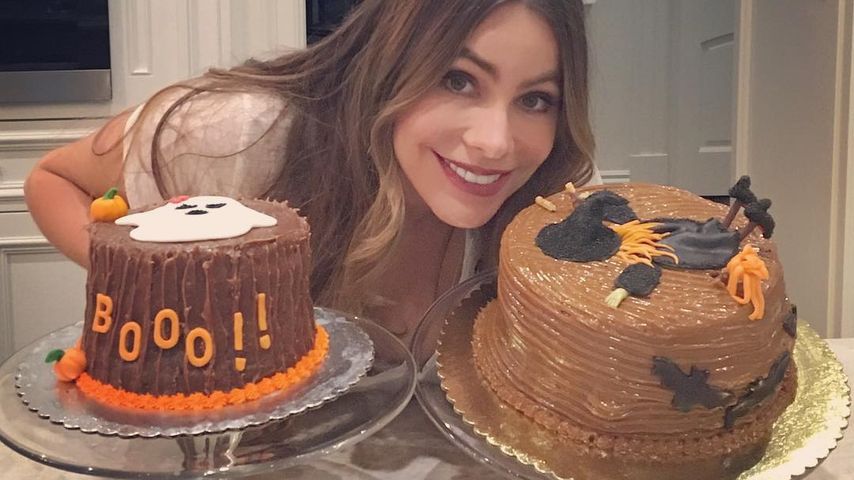 Schauspielerin Sofia Vergara mit Halloween-Kuchen