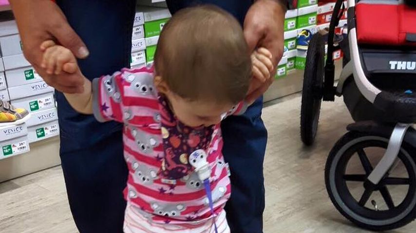 Sophia Cordalis mit ihren ersten Lauflernschuhen