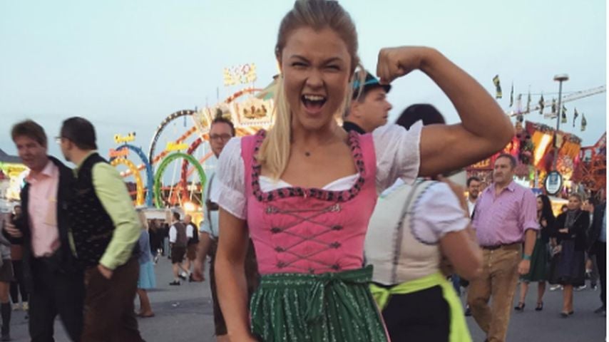 Sophia Thiel zeigt ihre Muckis auf der Wiesn