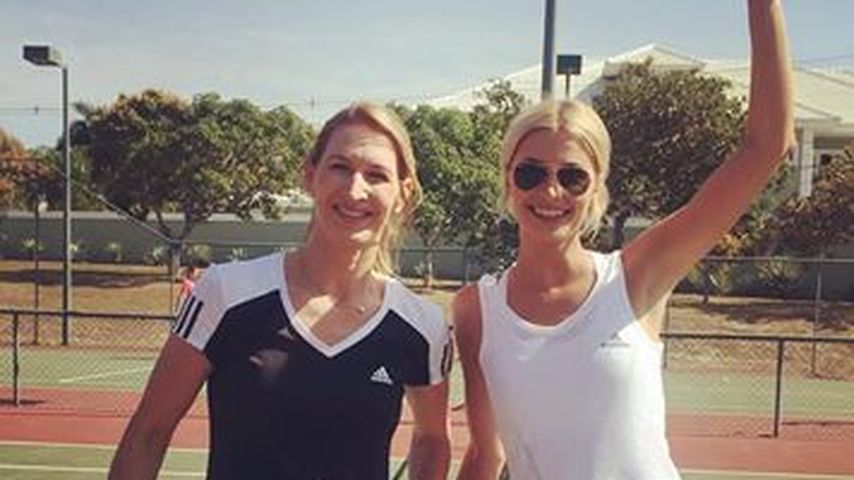 Steffi Graf und Lena Gercke auf dem Tennisplatz