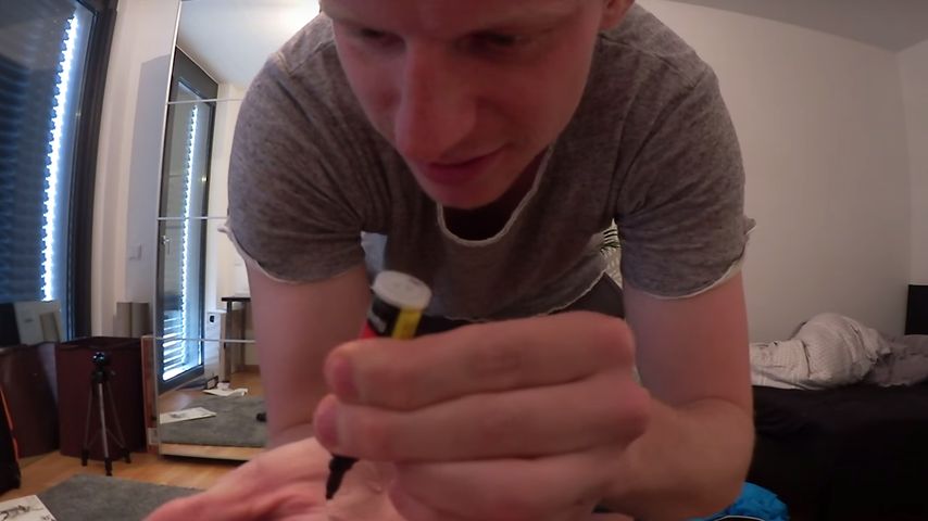 Stephan Gerick bei seinem Sekundenkleber-Prank