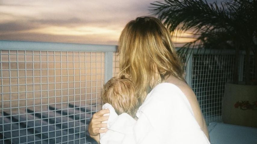 Suki Waterhouse mit ihrer Tochter, Juli 2025