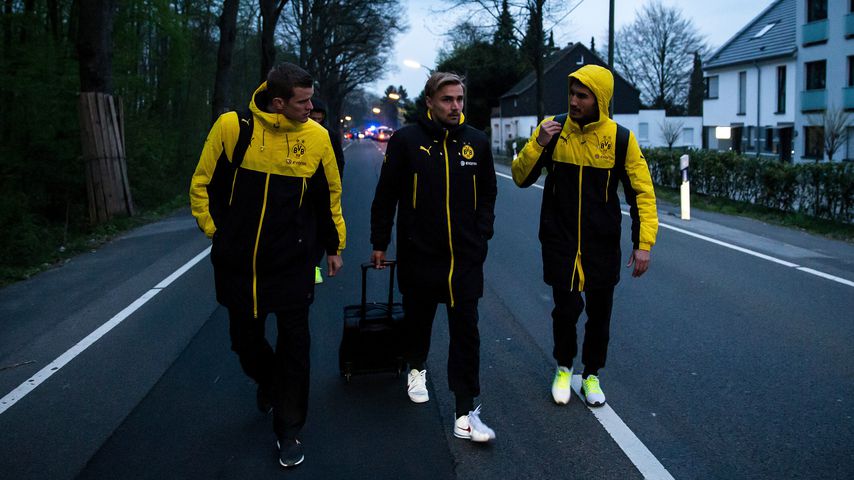Sven Bender, Marcel Schmelzer & Nuri Sahin kurz nach dem Attentat auf den BVB-Bus