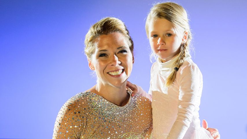 Tanja Szewczenko mit Tochter Jona bei den Dreharbeiten für "Alles was zählt"