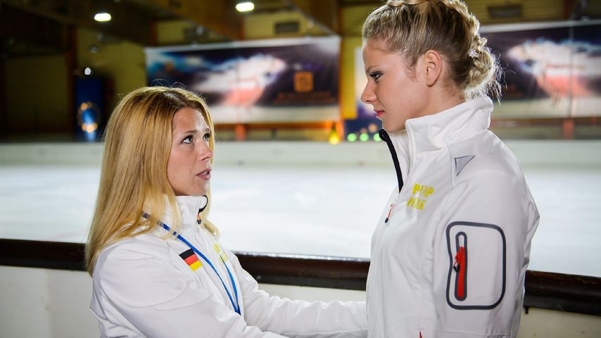 Trainerin Diana Sommer (Tanja Szewczenko) mit Eiskunstläuferin Marie Schmidt (Cheyenne Pahde)