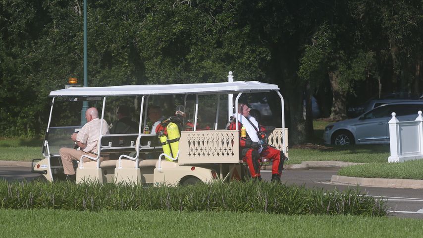 Taucher auf der Suche nach Lane Graves im Disney-Resort