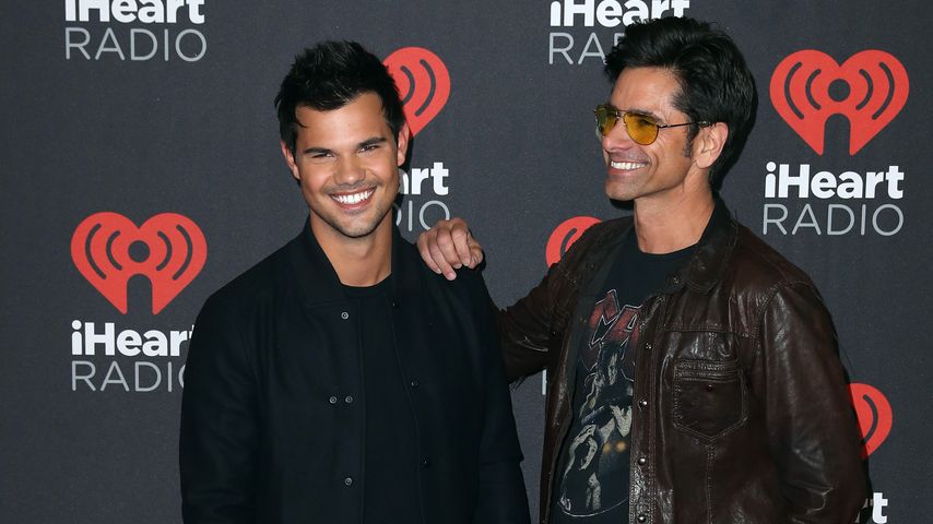 Taylor Lautner und John Stamos (r.) bei dem "iHeartRadio2-Music Festival in Las Vegas