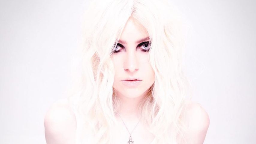 Taylor Momsen auf einem Albumcover