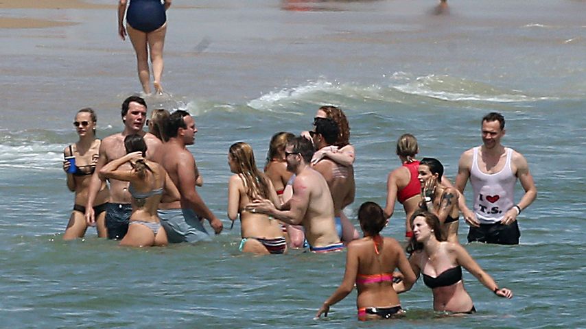 Taylor Swift und Tom Hiddleston planschen mit Freunden vor Rhode Island