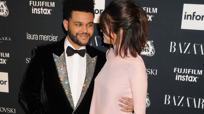 The Weeknd und Selena Gomez auf dem roten Teppich bei der "Harper's Bazaar"-Party in New York