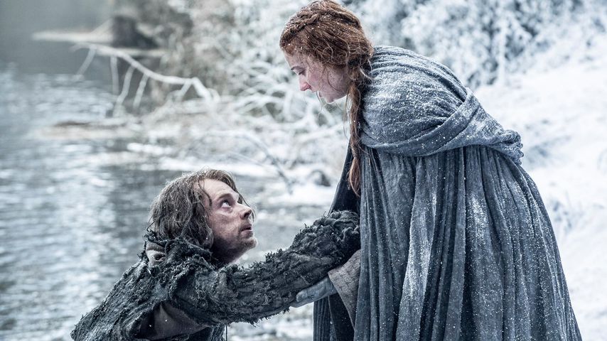 Die "Game of Thrones"-Charaktere Theon (Alfie Allen) und Sansa (Sophie Turner)