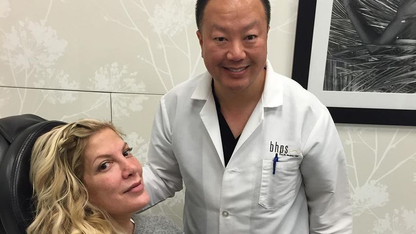 Tori Spelling mit ihrem Beauty-Doc