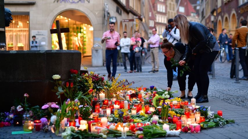 Trauernde nach dem Anschlag in der Münsteraner Innenstadt
