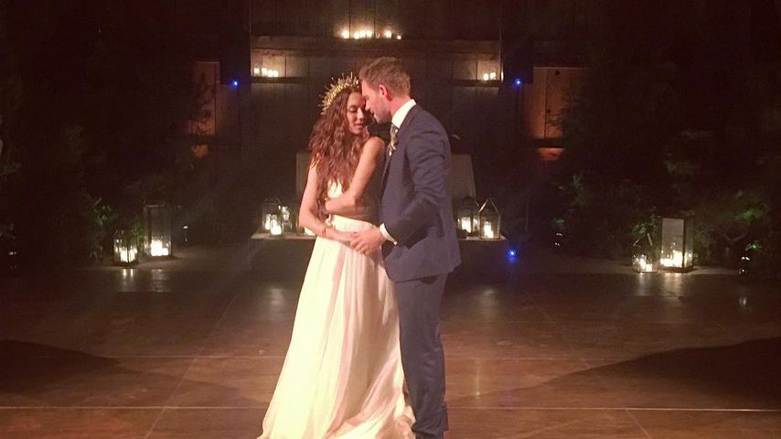 Troian Bellisario und Patrick J. Adams bei ihrer Hochzeit