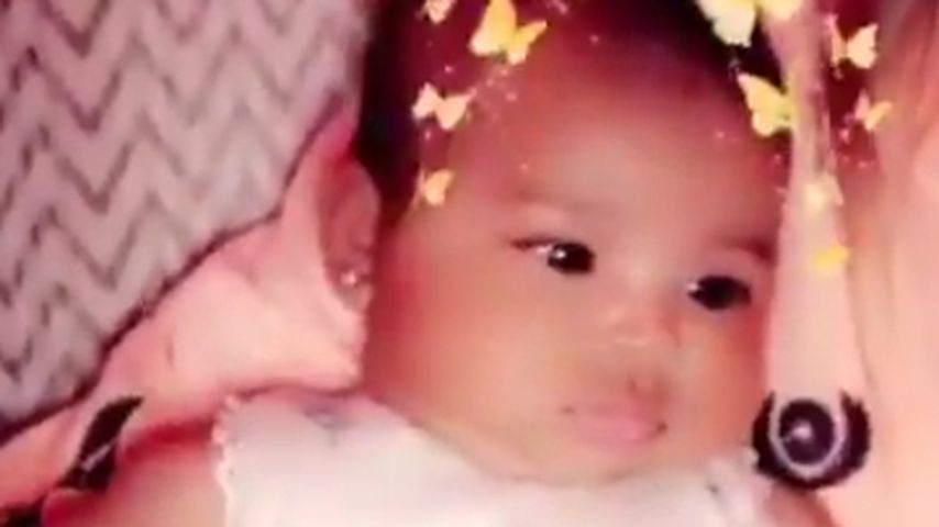 Mit nur zwei Monaten: Baby True mit funkelnden Ohrringen!