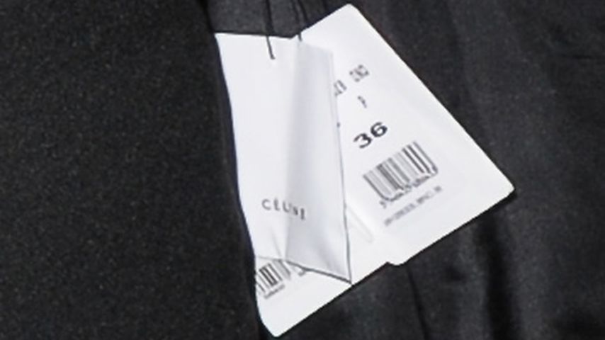 Vergessenes Preisschild an Jennifer Anistons Designermantel