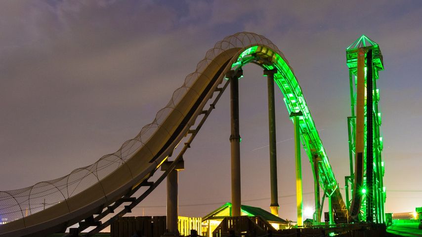 "Verrückt"-Wasserrutsche im "Schlitterbahn"-Park in Kansas City, USA bei Nacht