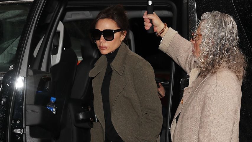 Abgehoben: Immer an Frau Beckhams Seite, ihr Schirmträger!