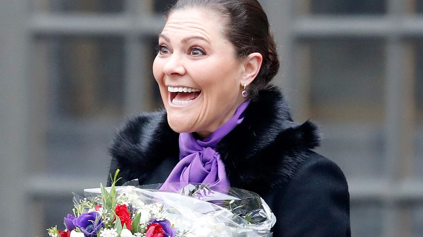 Victoria von Schweden mit einem Blumenstrauß an ihrem Namenstag
