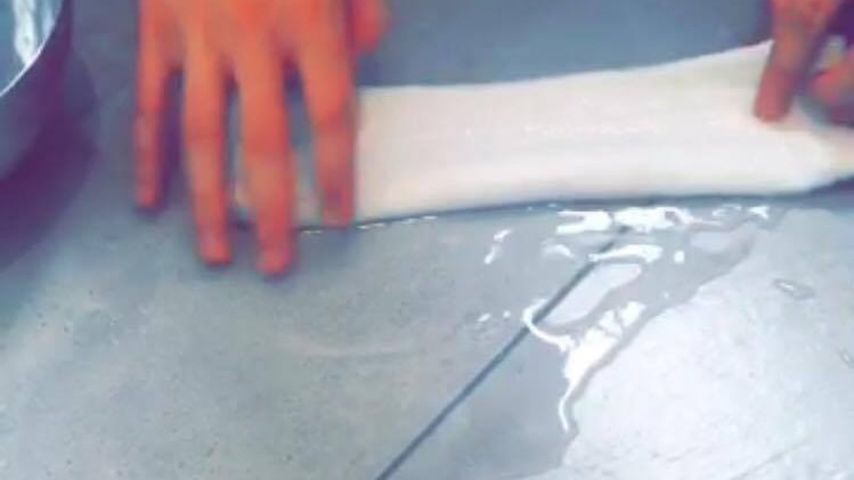Wasserlache im Badezimmer von Julienco und Bibi Heinicke