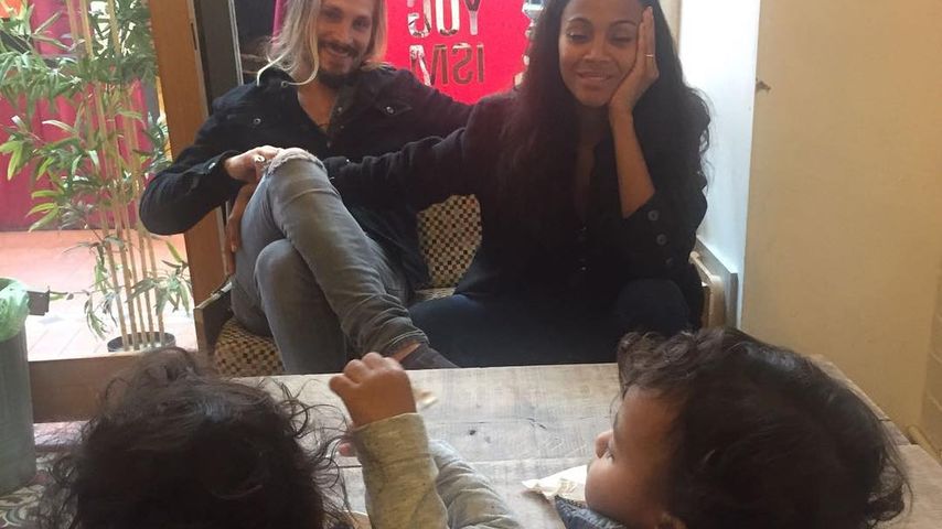 Zoe Saldanas mit ihrem Mann Marco Perego und den gemeinsamen Zwillinge Bowie Ezio und Cy Aridio