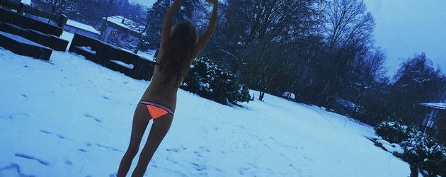 Alena Gerber mit Bikini im Schnee Alena Gerber mit Bikini im Schnee