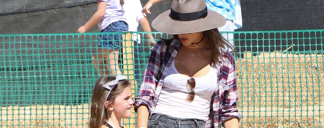 Alessandra Ambrosio mit Tochter Anja beim "Pumpkin Patch" in Los Angeles Alessandra Ambrosio mit Tochter Anja beim "Pumpkin Patch" in Los Angeles