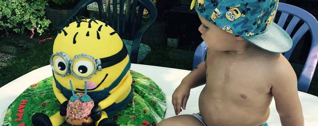 Alessio Lombardi neben seiner Minion-Torte Alessio Lombardi neben seiner Minion-Torte