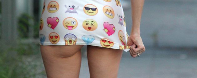 Alicia Arden trägt ein Emoji-Kleid in Hollywood Alicia Arden trägt ein Emoji-Kleid in Hollywood