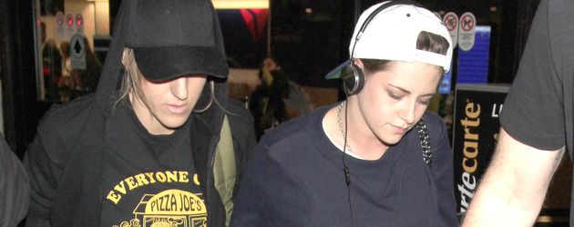 Alicia Cargile und Kristen Stewart am Flughafen Alicia Cargile und Kristen Stewart am Flughafen