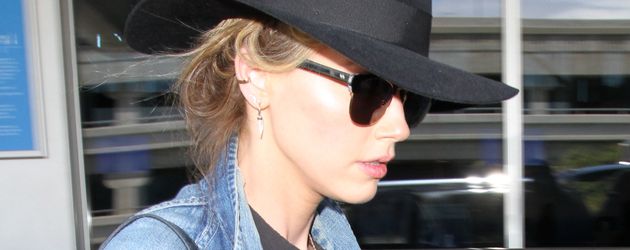 Amber Heard bei der Ankunft am LAX Amber Heard bei der Ankunft am LAX
