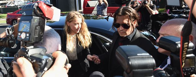 Amber Heard und Johnny Depp umringt von Paparazzi Amber Heard und Johnny Depp umringt von Paparazzi