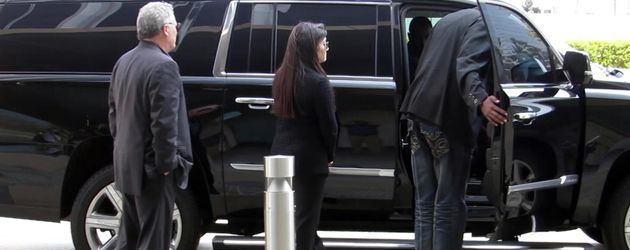 Amber Heards Limousine in Los Angeles am Tag ihres Verhörs durch Johnny Depps Anwälte Amber Heards Limousine in Los Angeles am Tag ihres Verhörs durch Johnny Depps Anwälte