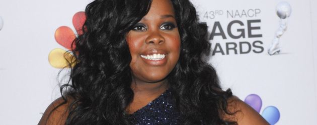 Amber Riley in einem blauen Dress